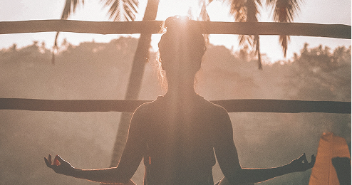 Persona usando Kivo Cenit durante una sesión de meditación