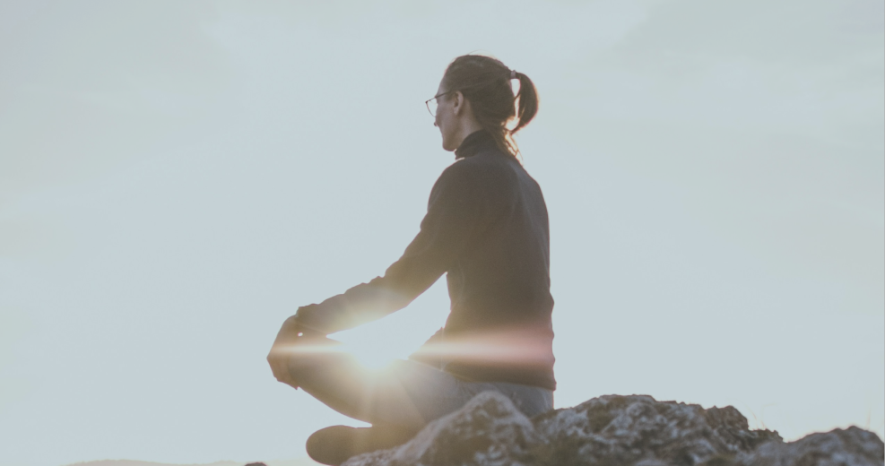 Persona escuchando una meditación guiada con Kivo Cenit