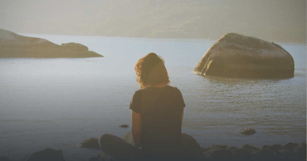 Persona meditando con menos distracciones gracias a Kivo Cenit