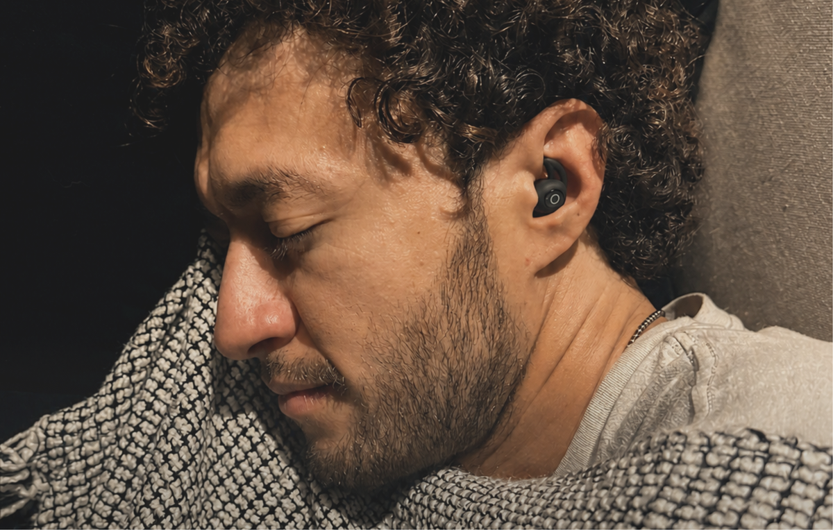 Hombre durmiendo cómodamente con Kivo Cenit