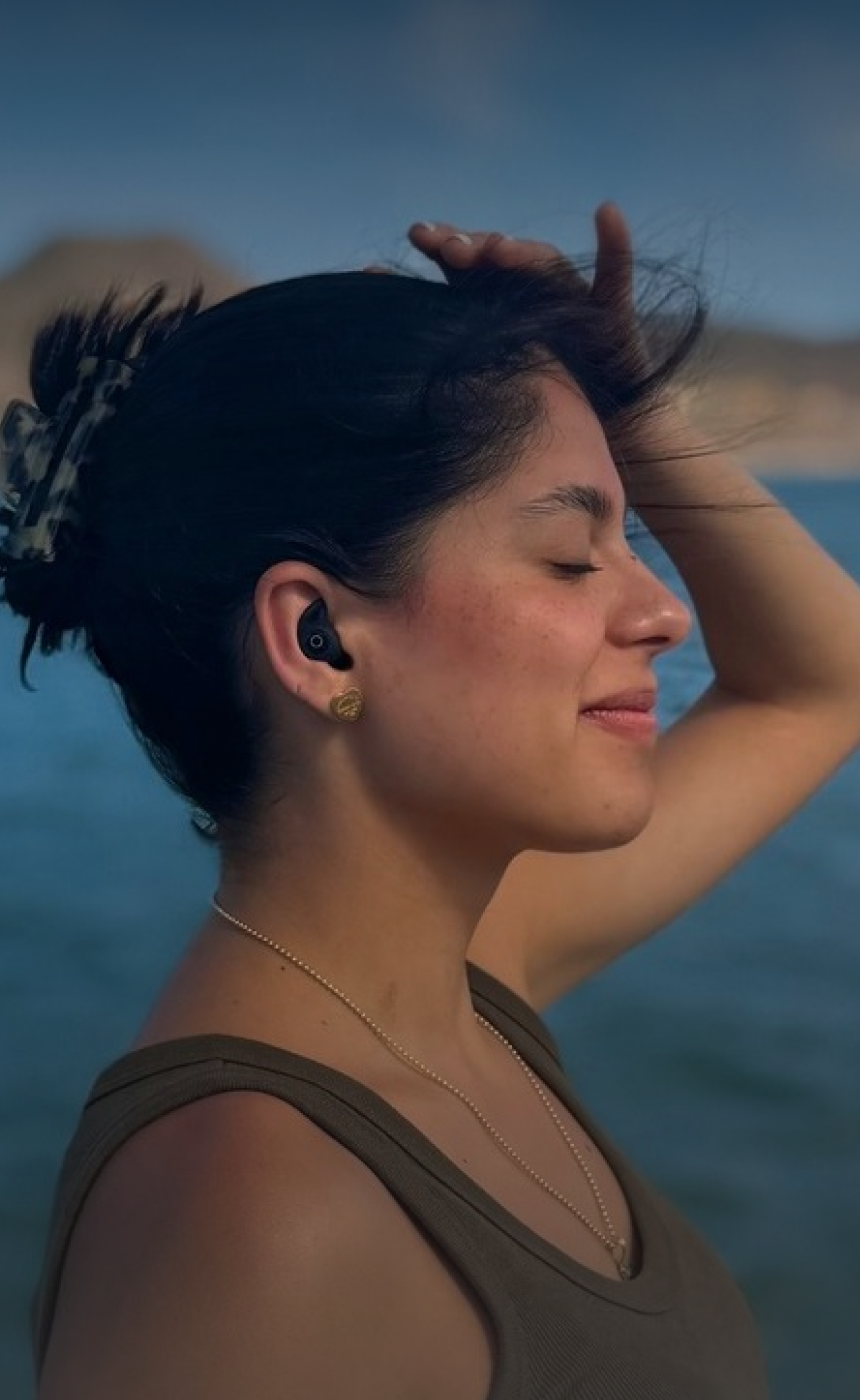 Mujer descansando junto al mar con Kivo Cenit