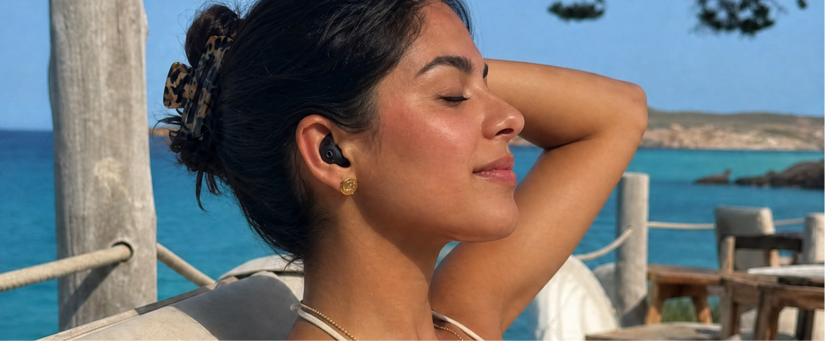 Mujer descansando junto al mar con Kivo Cenit puesto